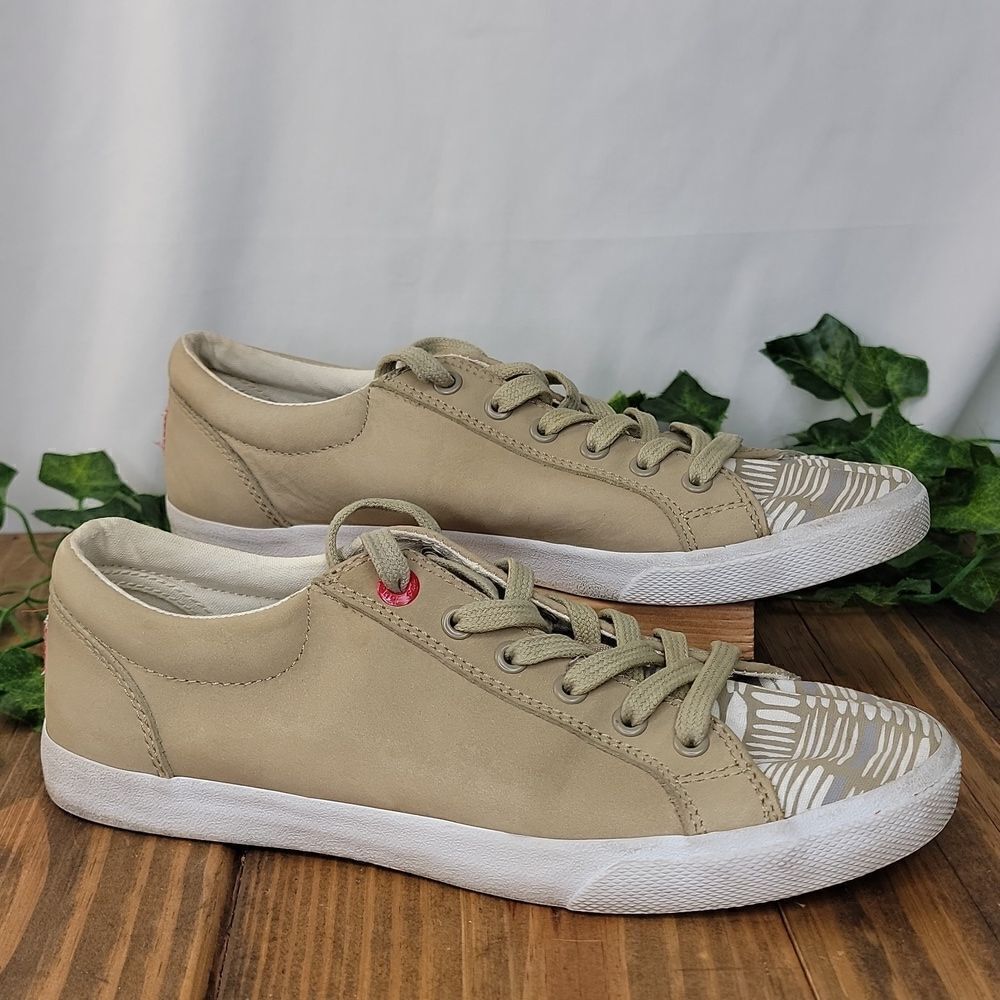Bucket feet. Canvas Lace Ups. Retro. Size 7. EUC